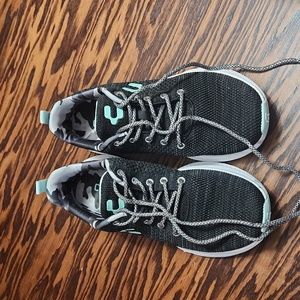 Size 9 Charly Sneakers